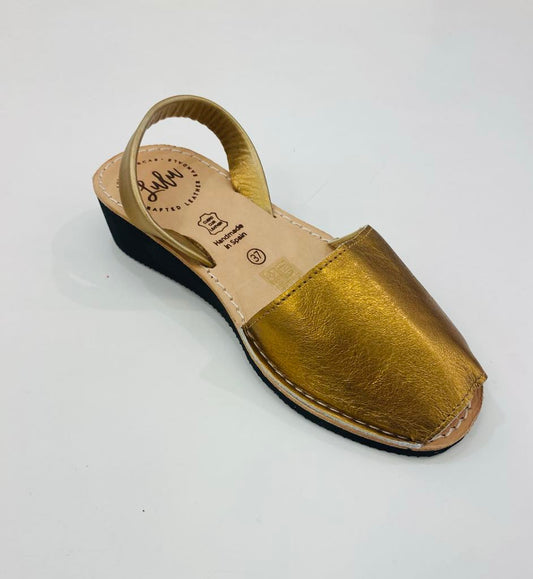 LULU AVARCAS BLACK WEDGE LEATHER SANDAL IN MATTE GOLD