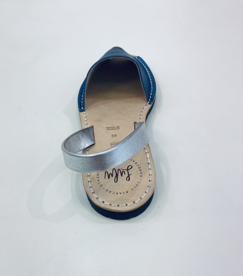 LULU AVARCAS FLAT SANDAL IN METALLIC BLUE