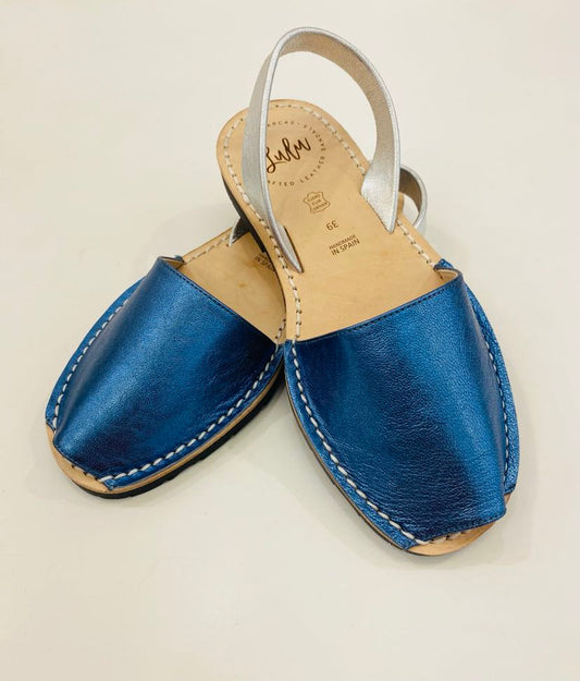 LULU AVARCAS FLAT SANDAL IN METALLIC BLUE