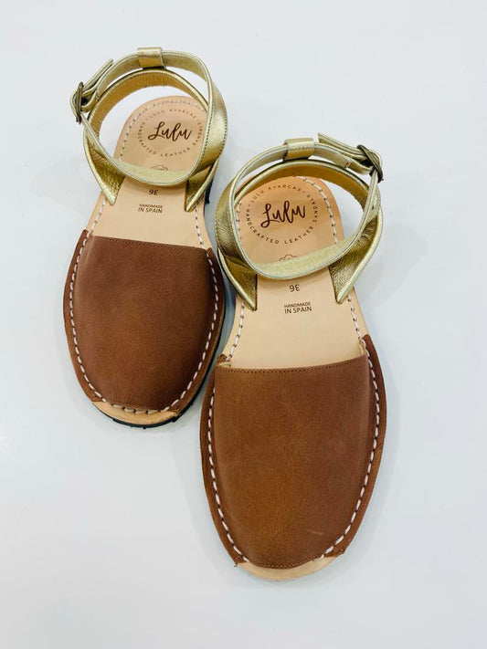 LULU AVARCAS LEATHER SANDAL IN BROWN WITH GOLD ANKLE STRAP