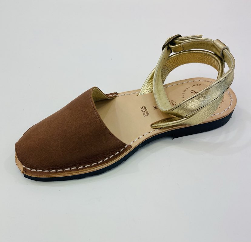 LULU AVARCAS LEATHER SANDAL IN BROWN WITH GOLD ANKLE STRAP