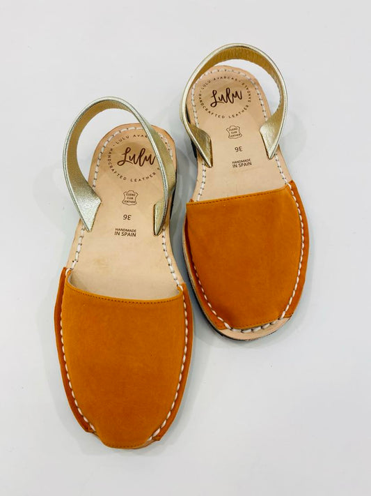 LULU AVARCAS LEATHER SANDAL IN ORANGE WITH GOLD STRAP