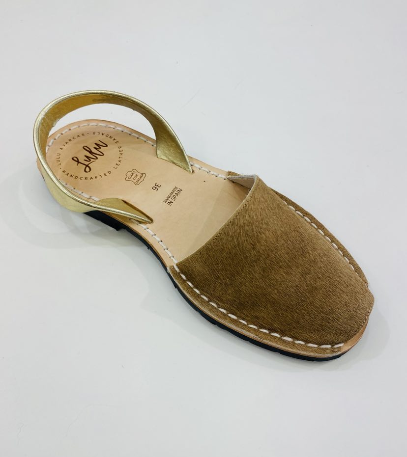 LULU AVARCAS LEATHER SANDAL IN BEIGE FUR WITH GOLD STRAP