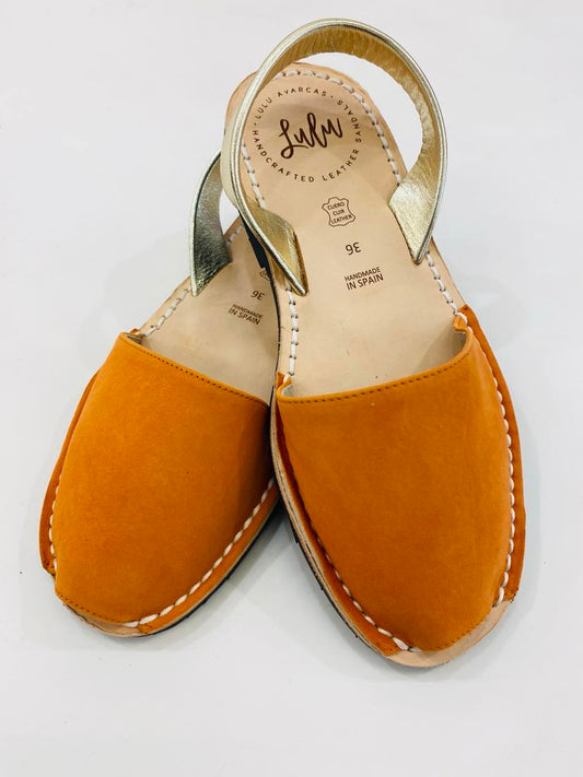 LULU AVARCAS LEATHER SANDAL IN ORANGE WITH GOLD STRAP
