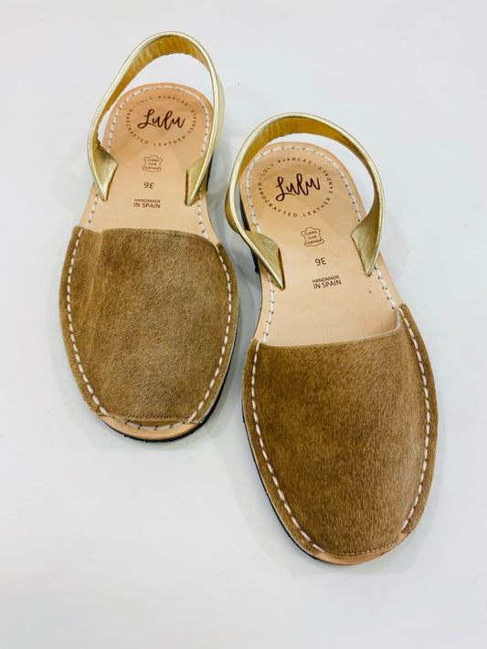 LULU AVARCAS LEATHER SANDAL IN BEIGE FUR WITH GOLD STRAP