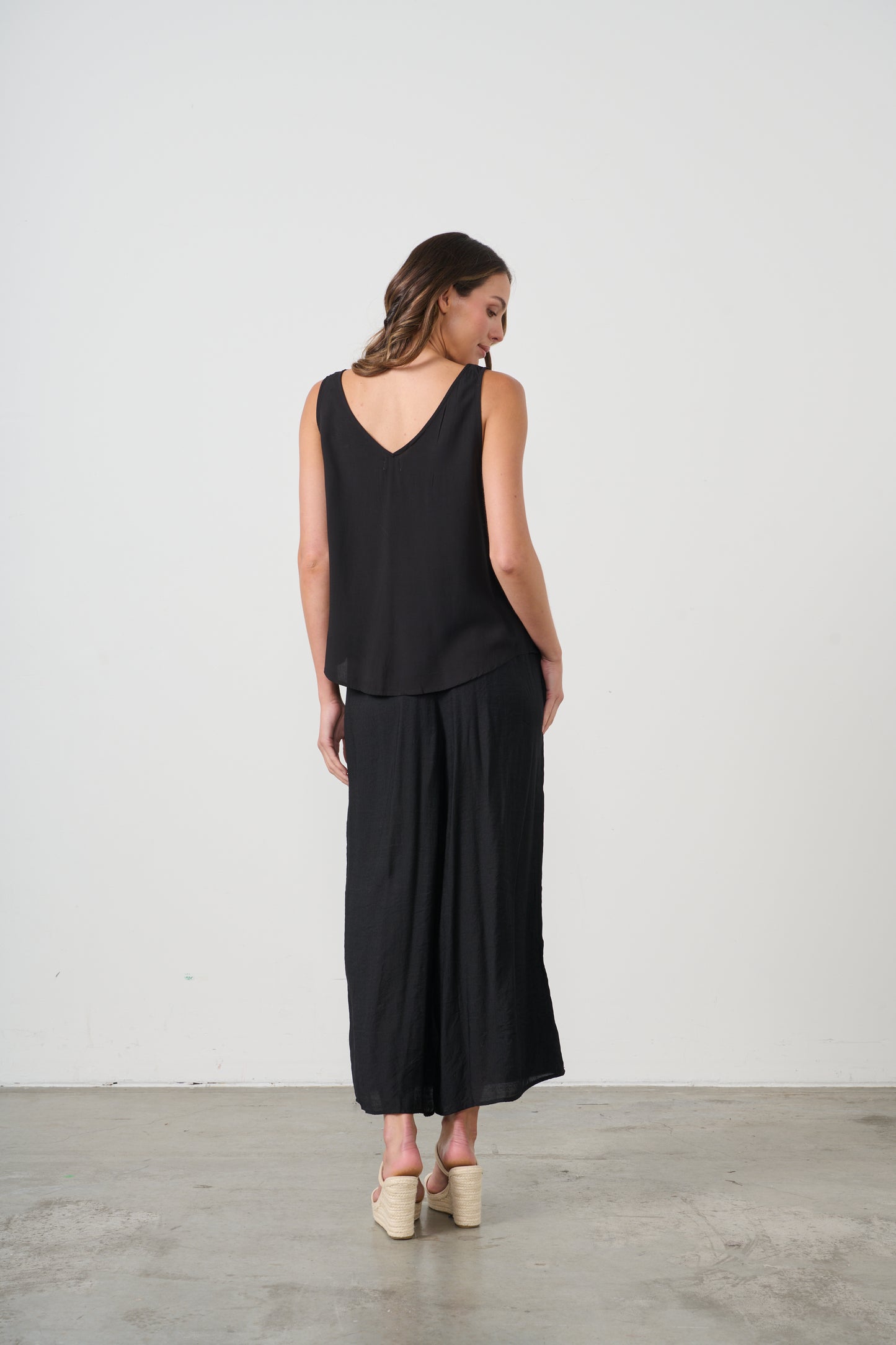 CAJU SWING V-NECK TANK TOP IN BLACK