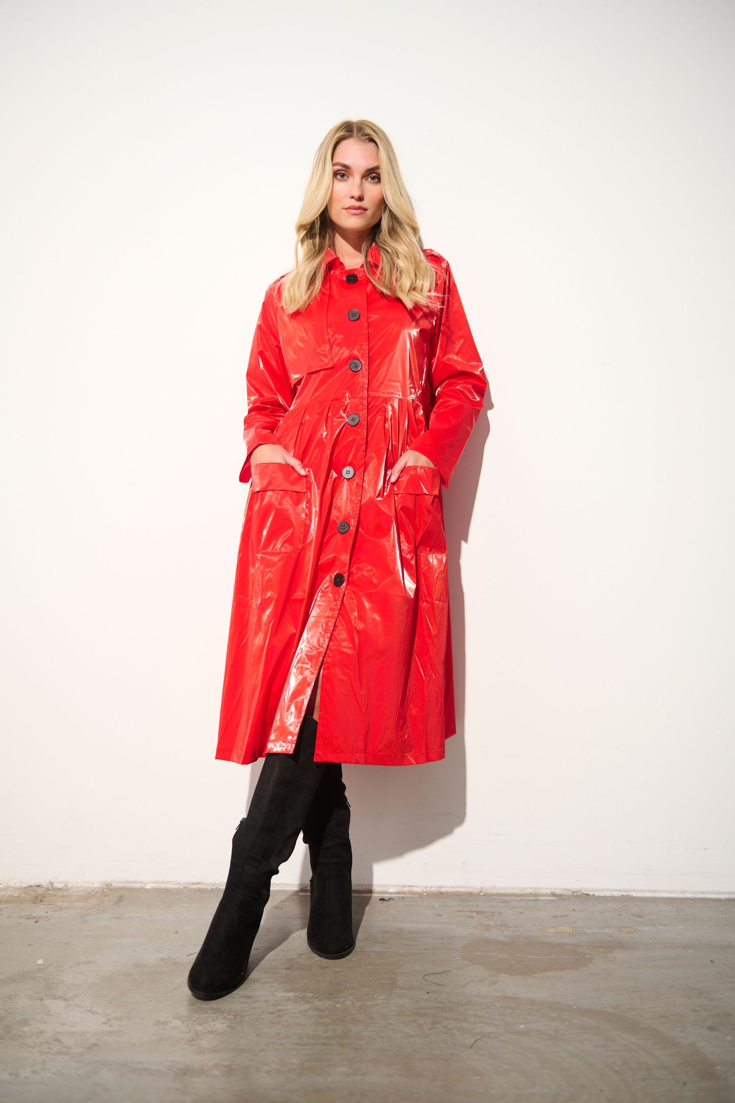 HOLMES & FALLON RAINCOAT WITH POCKETS IN RED