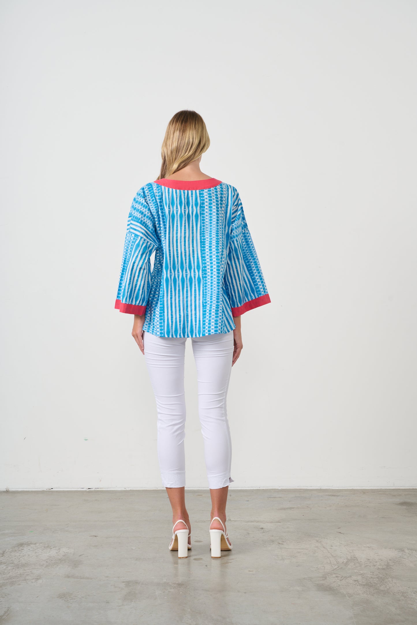 HOLMES & FALLON COTTON SHIRT IN BLUE WITH RED NECKLINE AND CUFFS