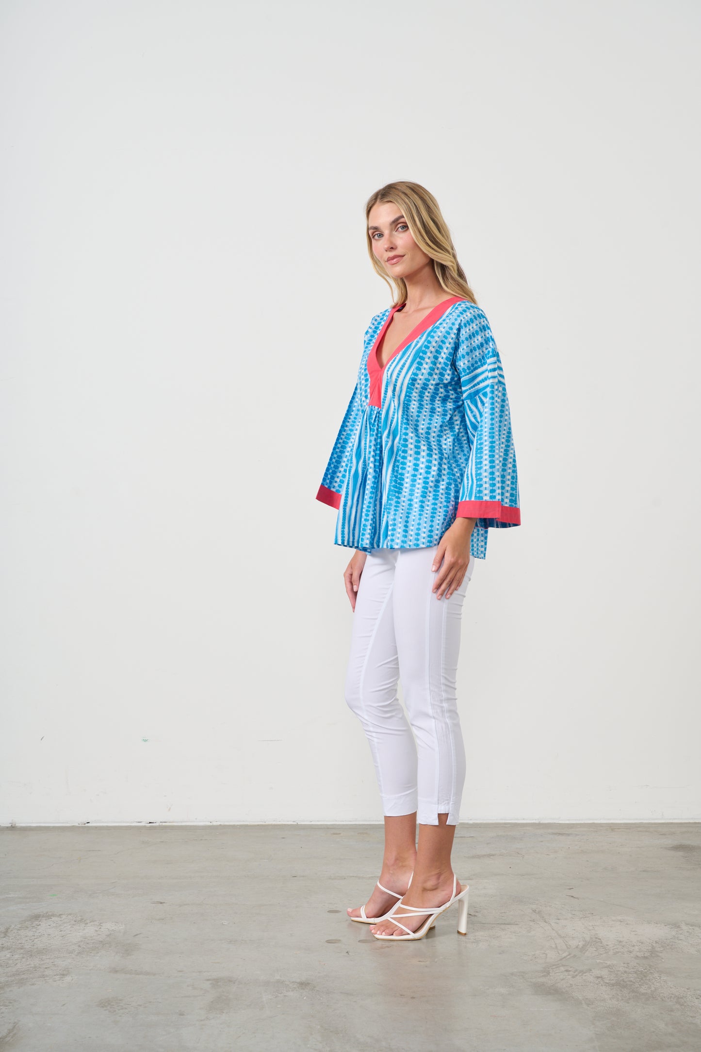 HOLMES & FALLON COTTON SHIRT IN BLUE WITH RED NECKLINE AND CUFFS