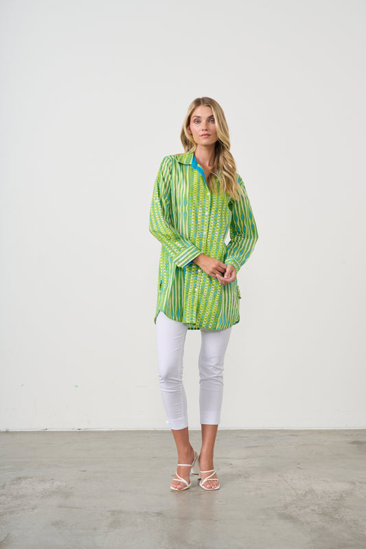HOLMES AND FALLON SCOOP HEM SHIRT WITH ROLL UP SLEEVES IN GREEN