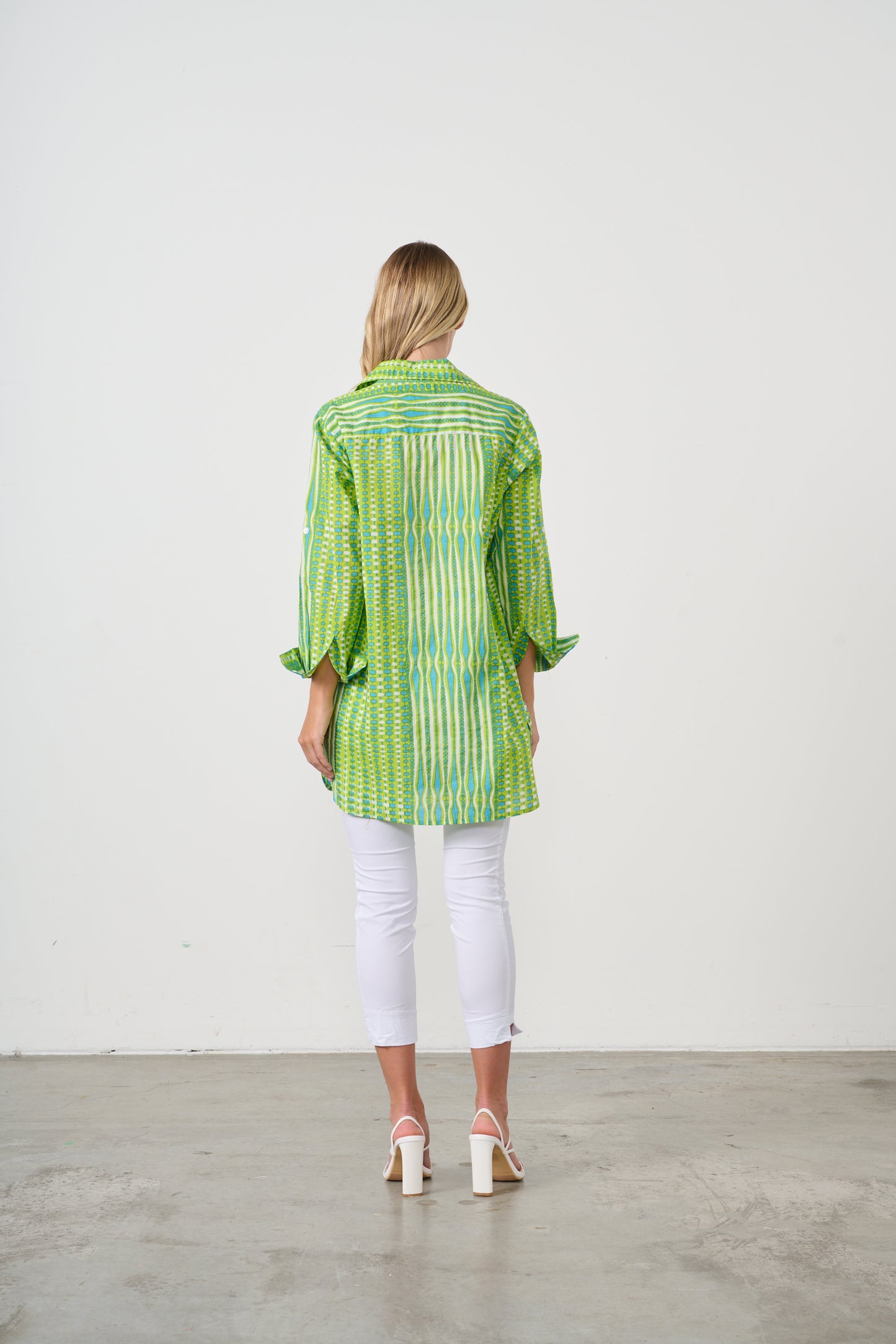 HOLMES AND FALLON SCOOP HEM SHIRT WITH ROLL UP SLEEVES IN GREEN