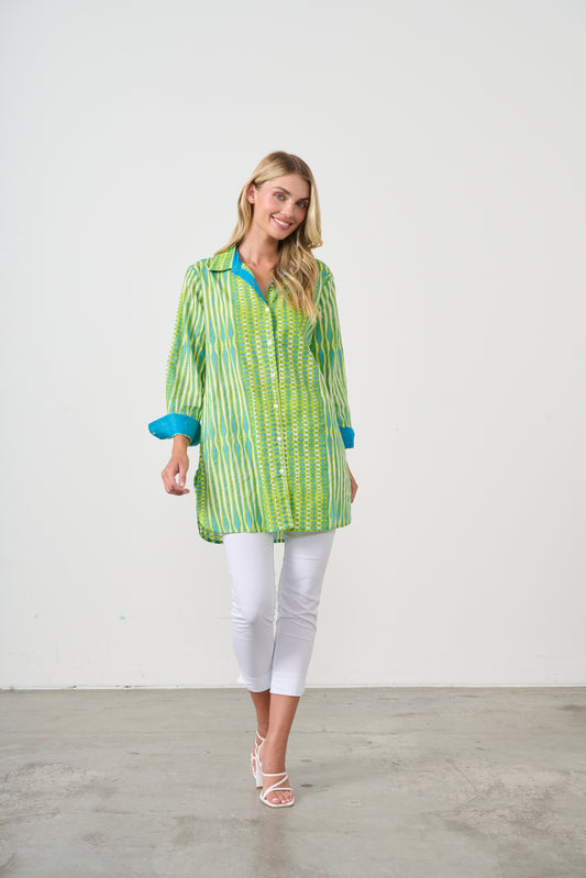 HOLMES AND FALLON SCOOP HEM SHIRT WITH ROLL UP SLEEVES IN GREEN