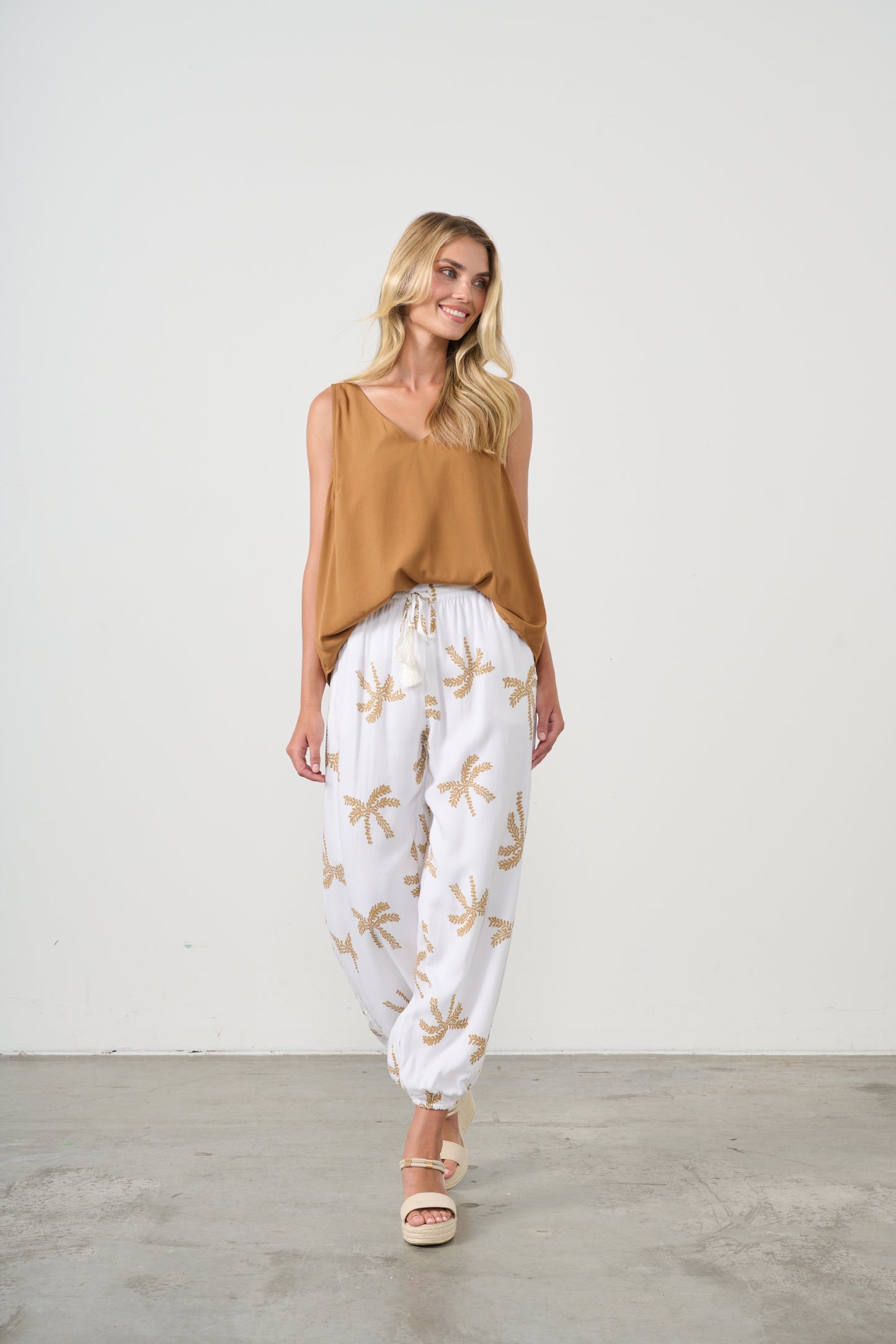 HOLMES & FALLON WHITE WITH GOLD PRINT PANT