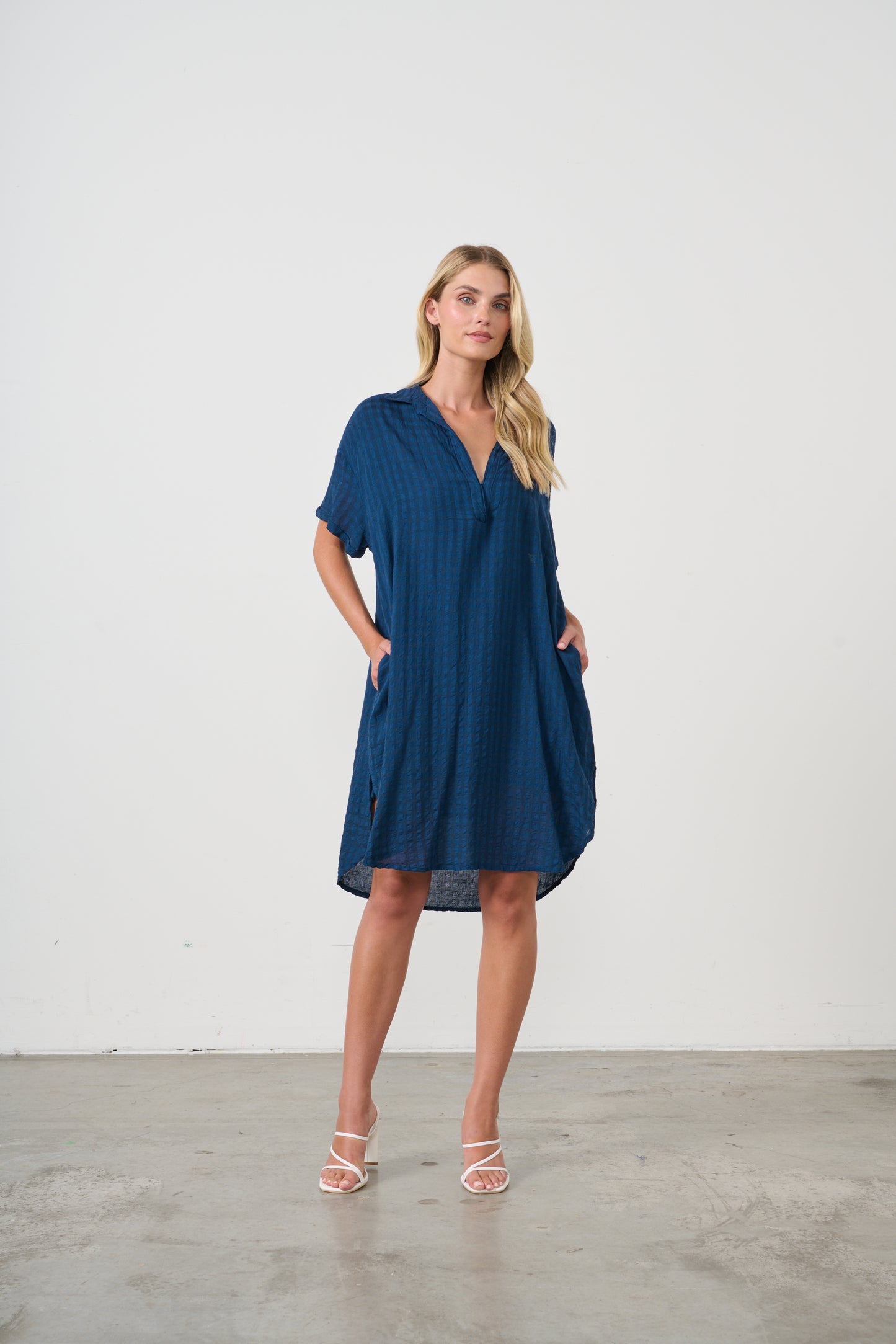 HOLMES & FALLON SEERSUCKER DRESS WITH SCOOP HEM & POCKETS