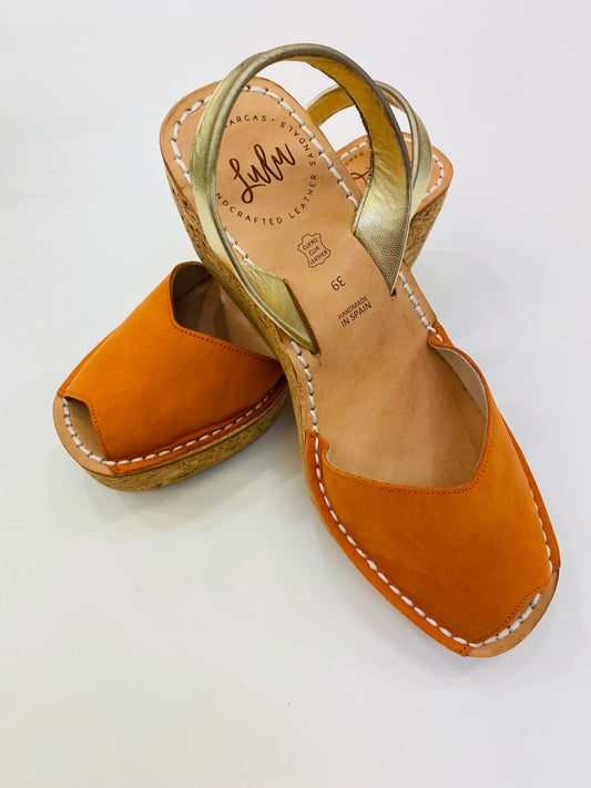LULU AVARCAS CORK WEDGE IN ORANGE WITH GOLD STRAP