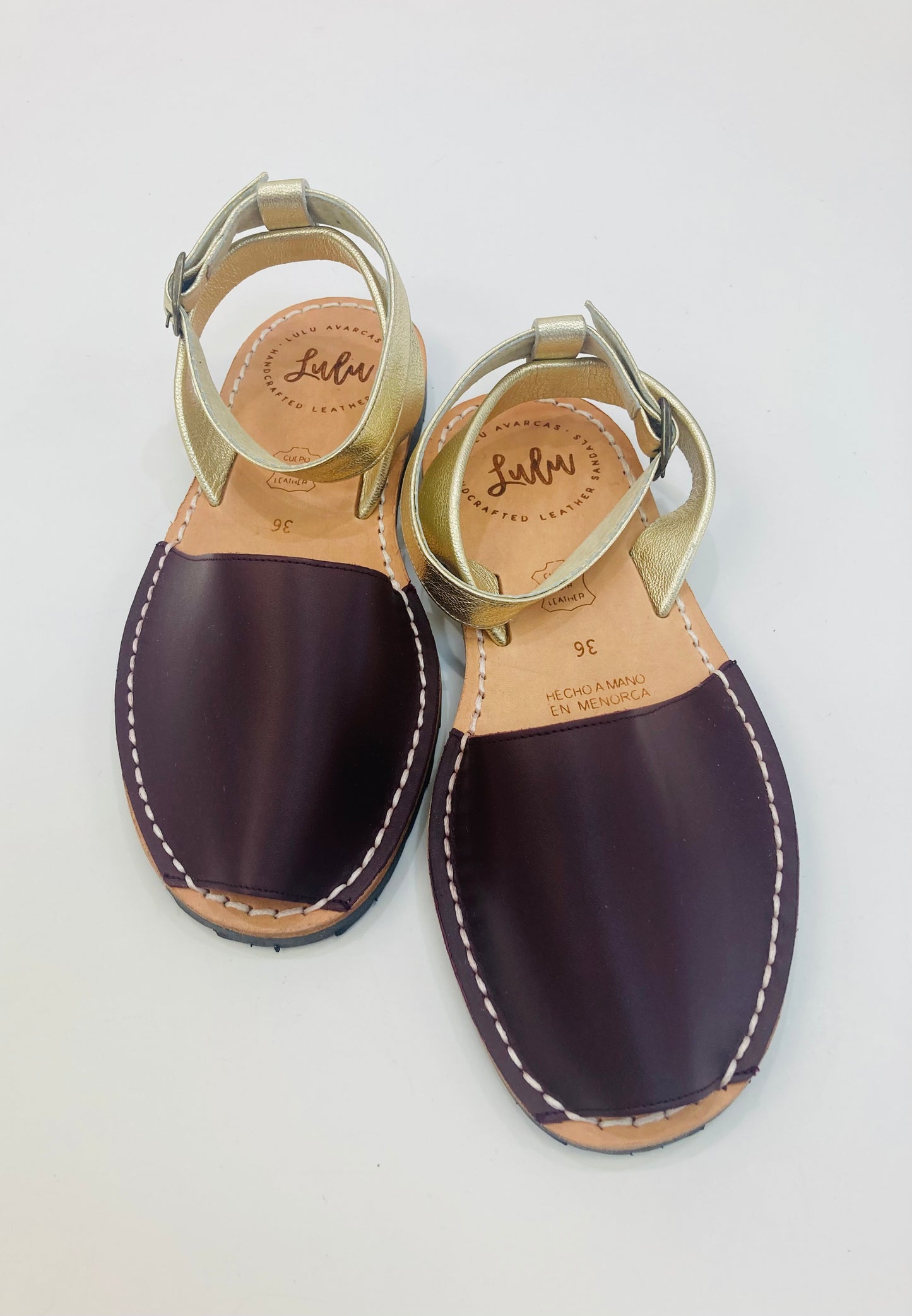 LULU AVARCAS FLAT IN BURGUNDY WITH GOLD ANKLE STRAP