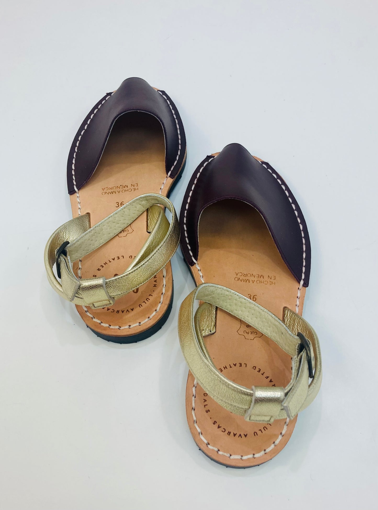 LULU AVARCAS FLAT IN BURGUNDY WITH GOLD ANKLE STRAP