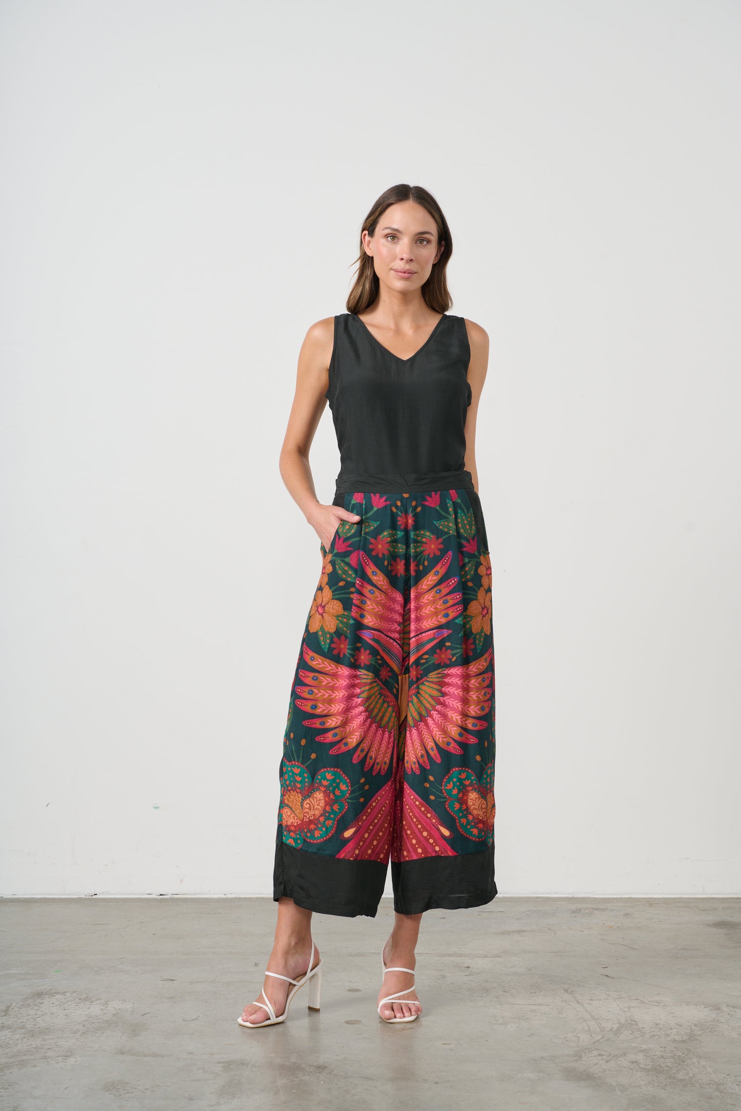 CAJU V-NECK TANK TOP IN BLACK