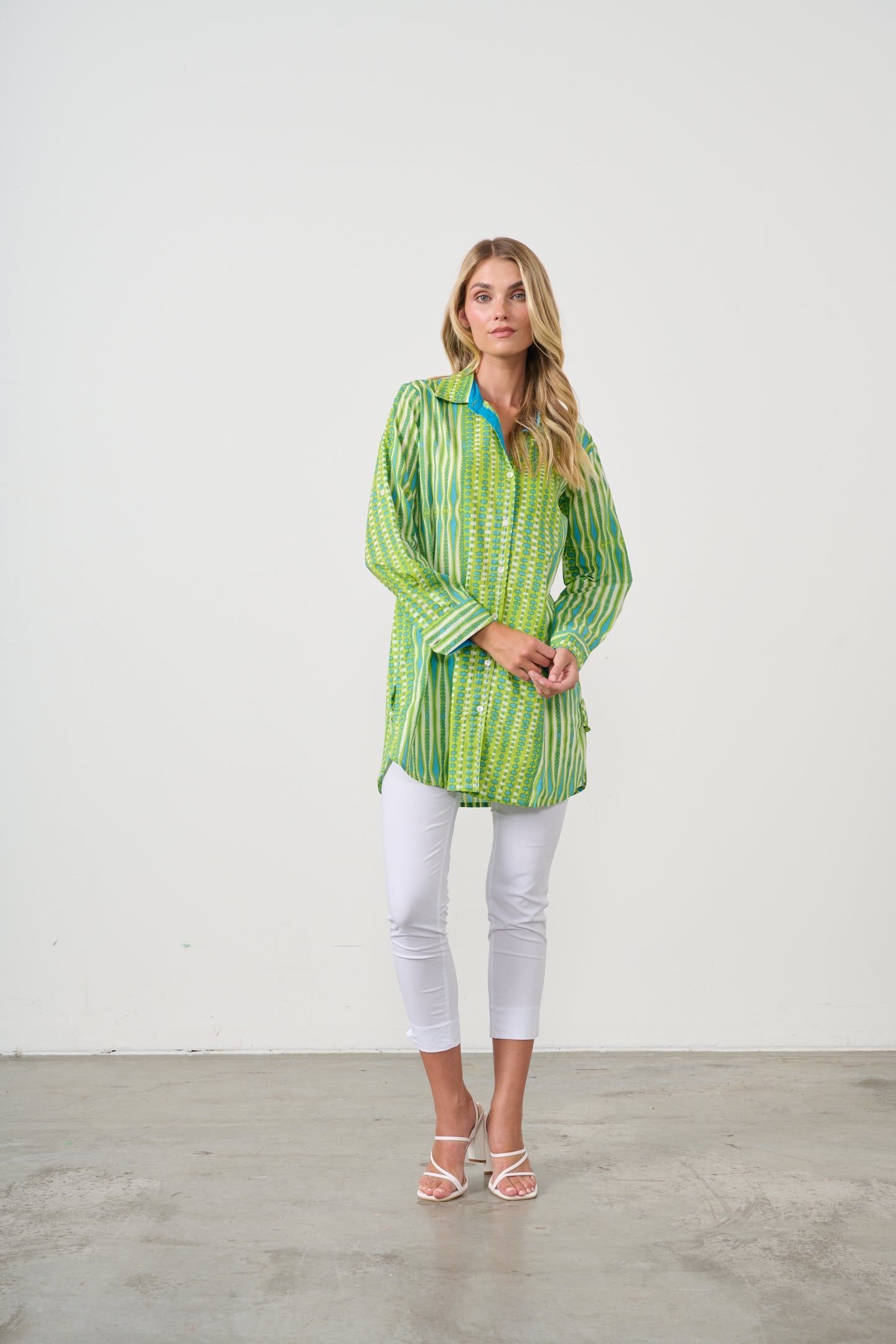 HOLMES AND FALLON SCOOP HEM SHIRT WITH ROLL UP SLEEVES IN GREEN