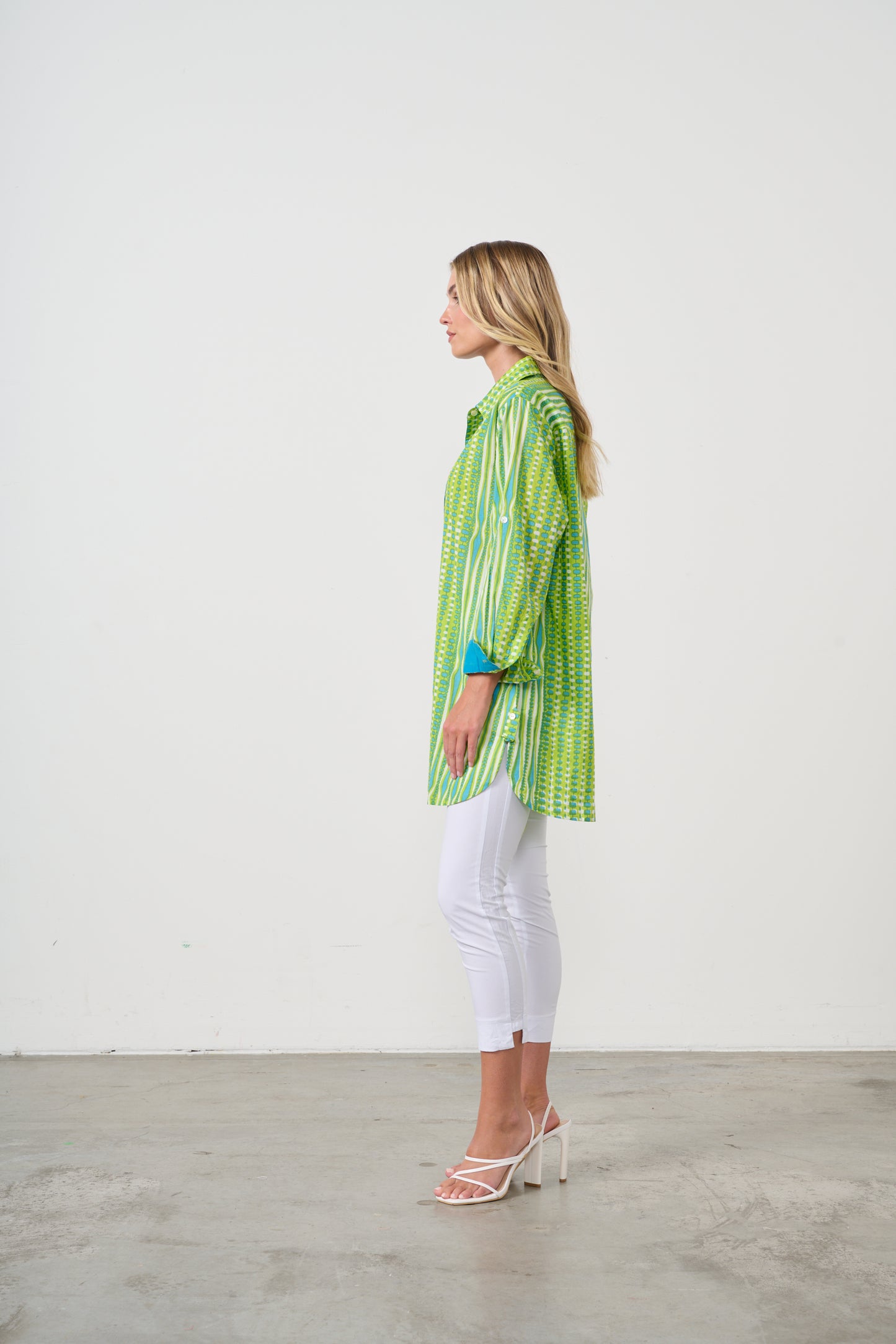 HOLMES AND FALLON SCOOP HEM SHIRT WITH ROLL UP SLEEVES IN GREEN