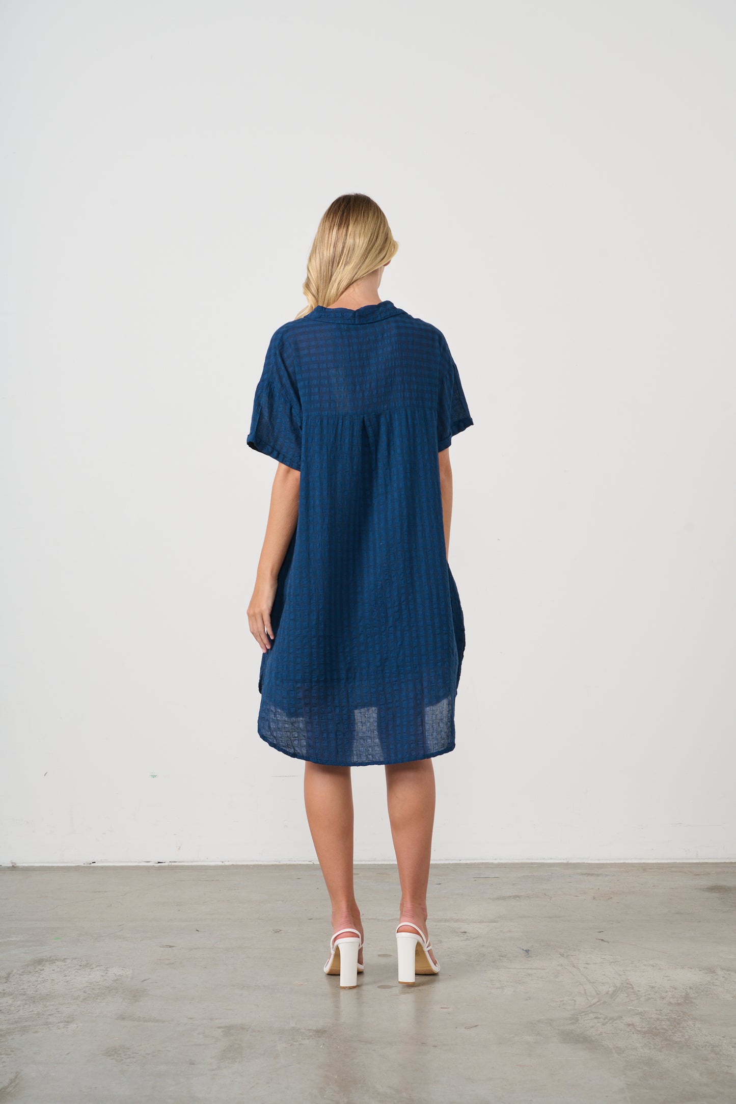 HOLMES & FALLON SEERSUCKER DRESS WITH SCOOP HEM & POCKETS