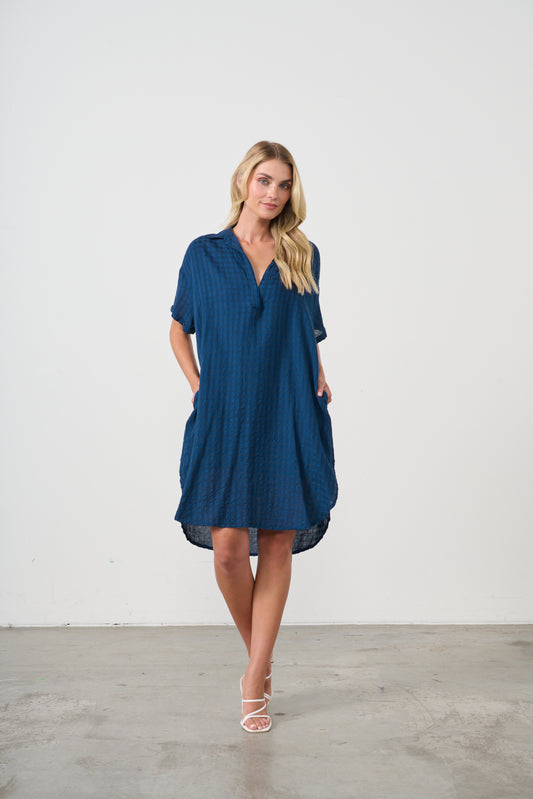 HOLMES & FALLON SEERSUCKER DRESS WITH SCOOP HEM & POCKETS