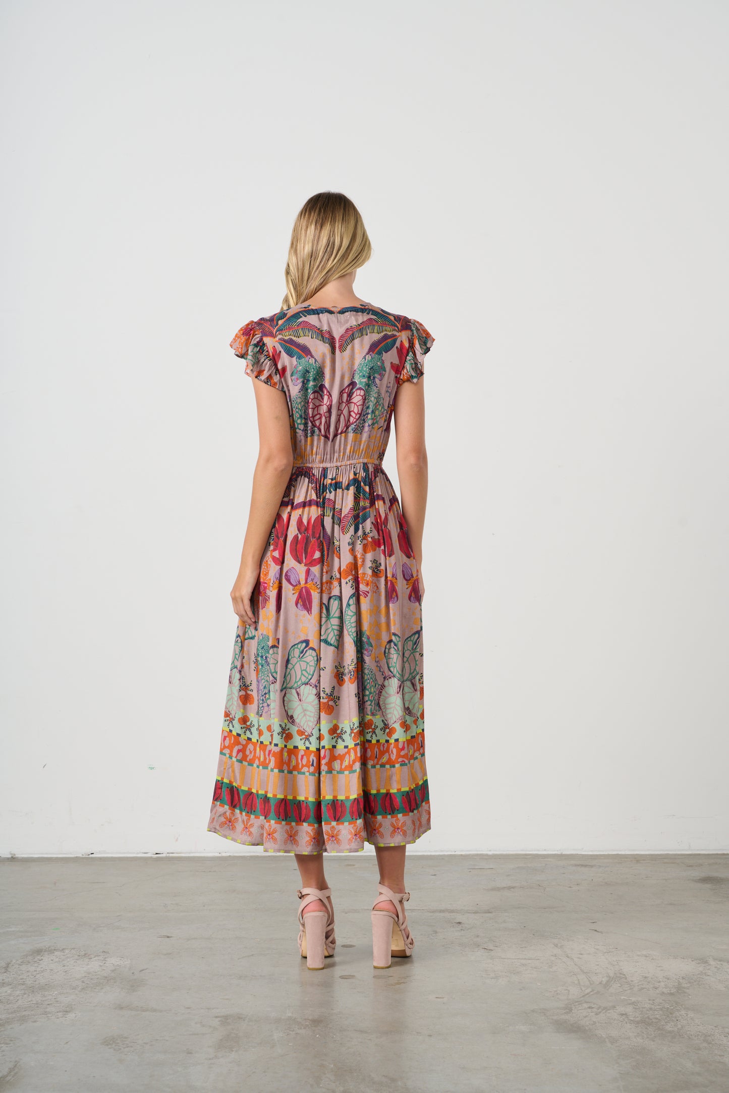 HOLMES & FALLON TROPICAL PRINT ELASTIC WAIST DRESS IN MUSHROOM