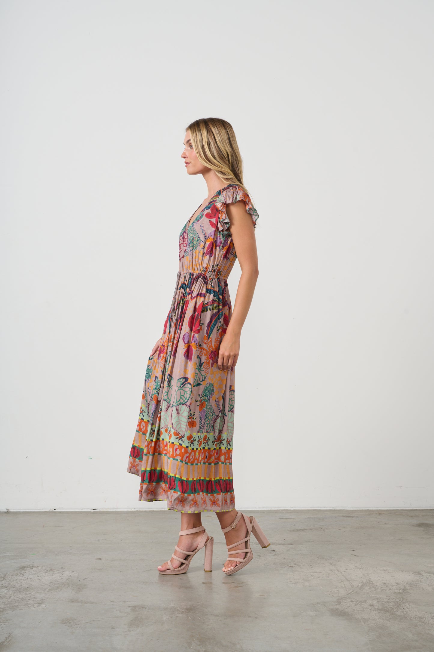 HOLMES & FALLON TROPICAL PRINT ELASTIC WAIST DRESS IN MUSHROOM