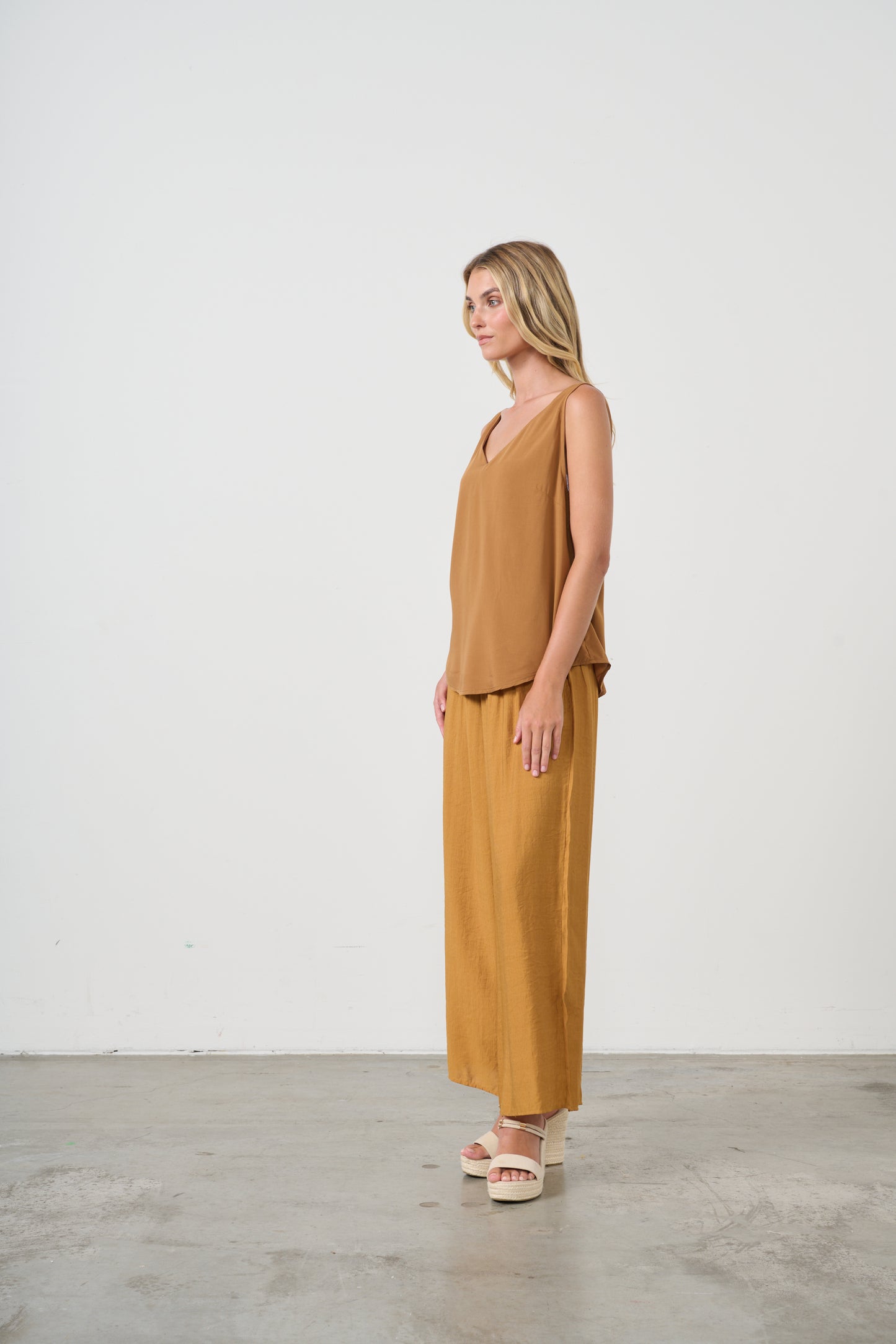 HOLMES & FALLON SWING V-NECK TANK IN COPPER