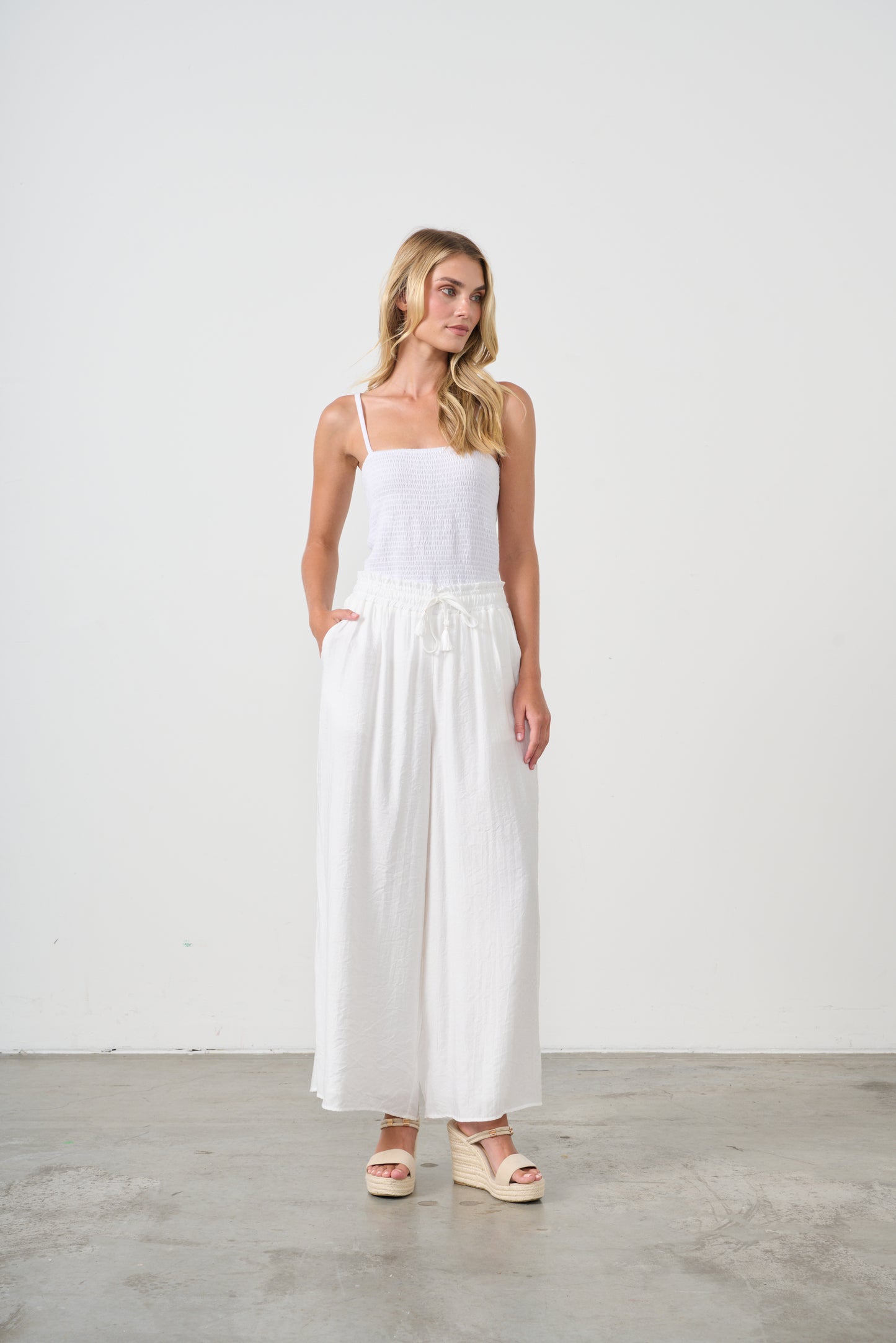 HOLMES & FALLON WIDE LEG PANTS IN WHITE