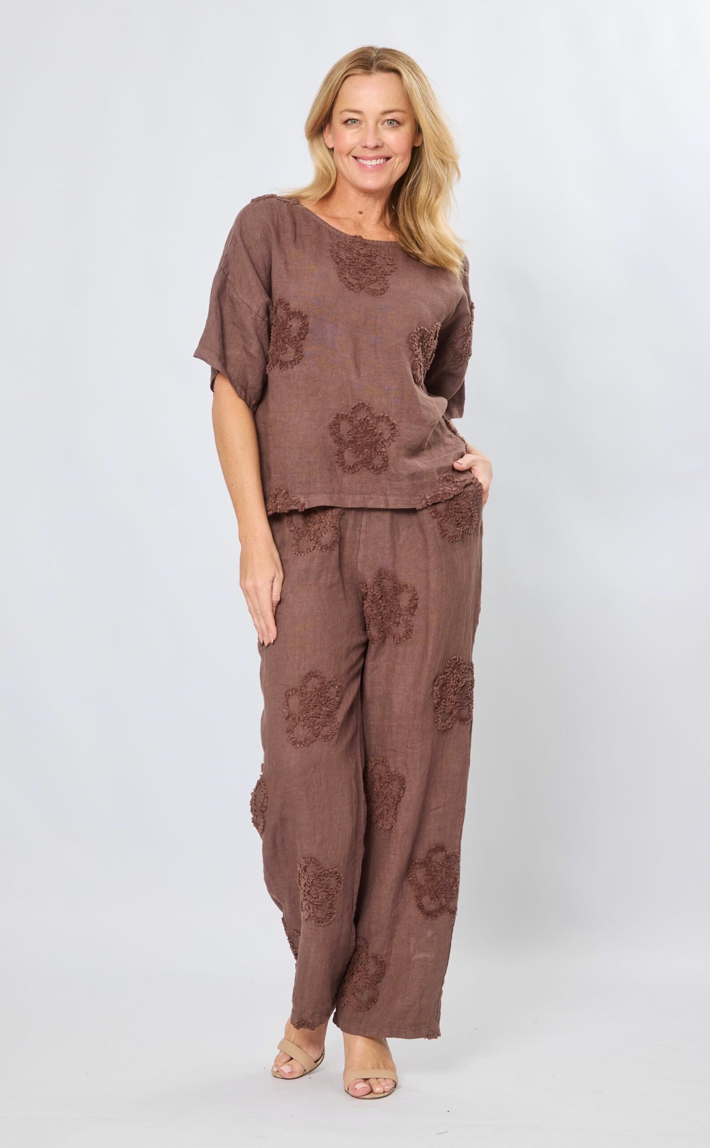 LA STRADA LINEN CANDLEWICK EMBROIDERY TOP IN MOCHA