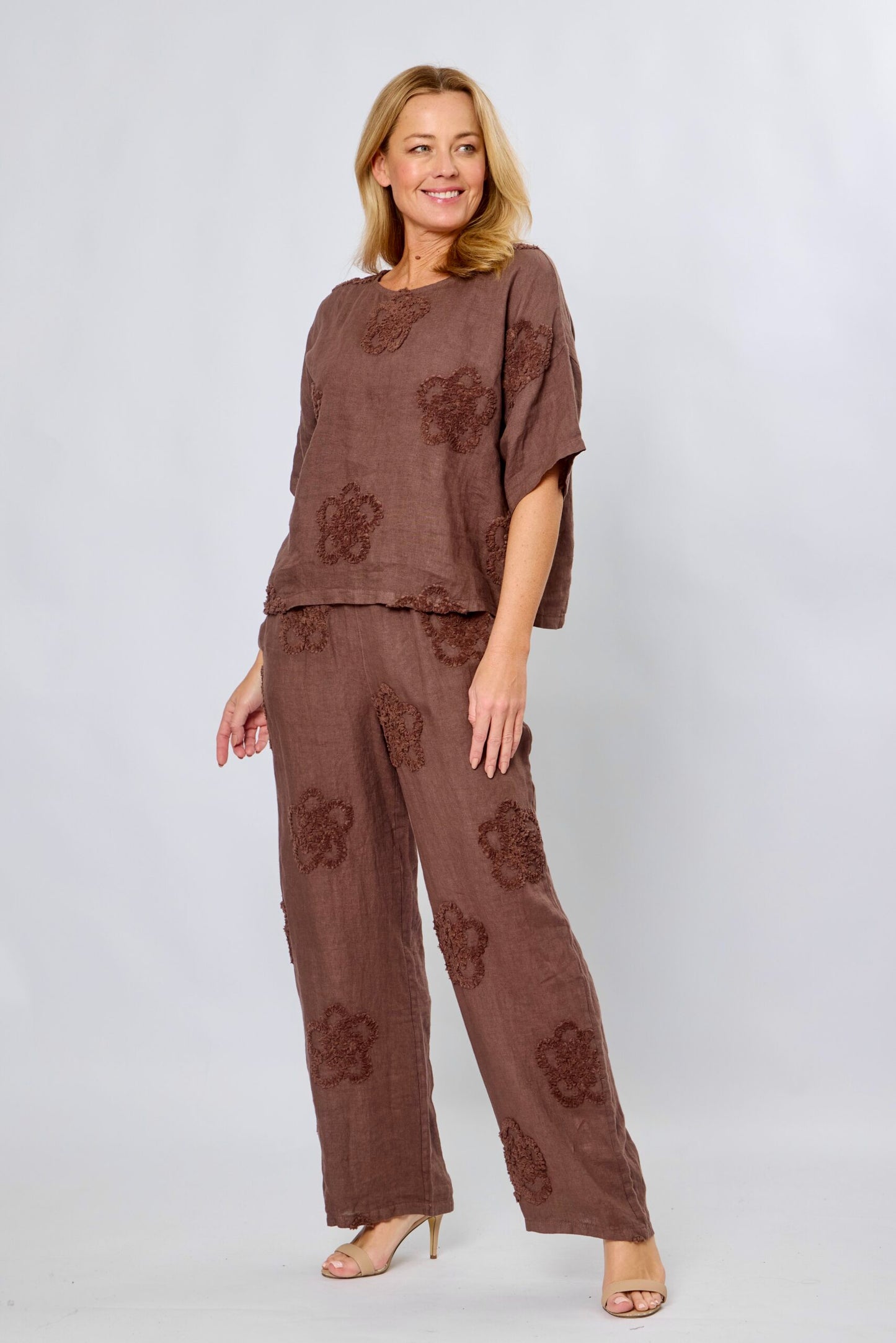 LA STRADA LINEN CANDLEWICK EMBROIDERY TOP IN MOCHA