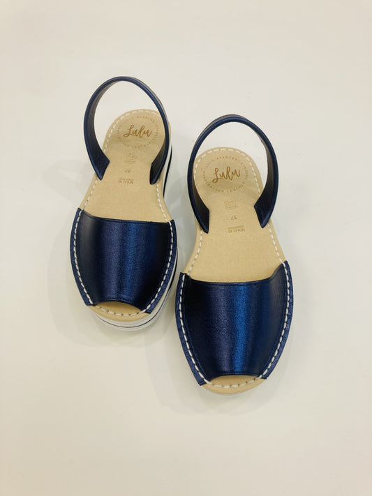 LULU AVARCAS FLATFORM SANDAL IN METALLIC BLUE