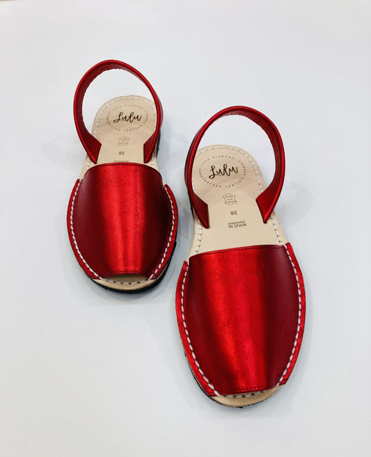 LULU AVARCAS FLAT SANDAL IN METALLIC RED