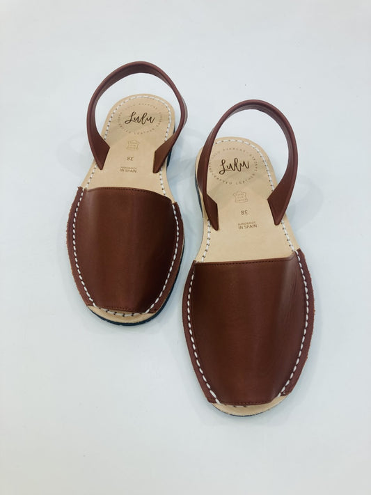 LULU AVARCAS FLAT SANDAL IN BROWN LEATHER